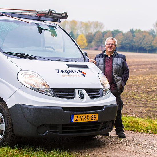 Peter Zegers bij de bedrijfsbus van Zegers Service Techniek in Reek