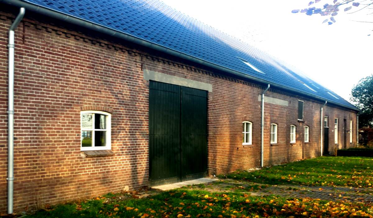 Nieuwe zinken dakgoten op een boerderij in Reek