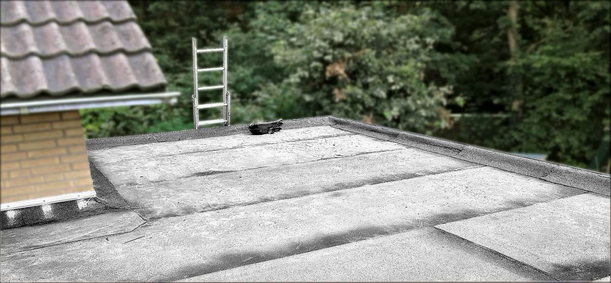 Nieuw gelegde bitumen dakbedekking op een plat dak