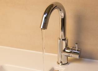 Wastafelkraan met stromend water