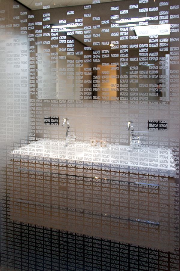 Glazen douchewand met wastafel