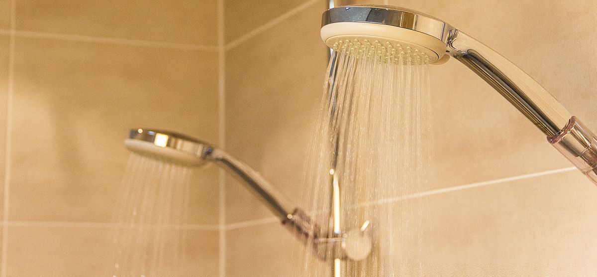 Twee handdouches in een nieuwe badkamer