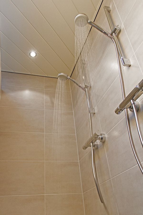 Dubbele stortdouche in moderne badkamer