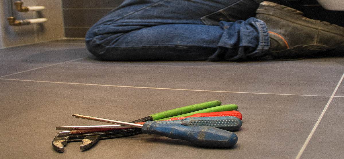 Gereedschap van de loodgieter op de badkamervloer