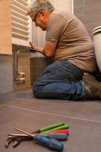 monteren nieuwe design radiator in badkamer